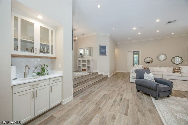 8137 Ronda CT, Naples, FL 34109