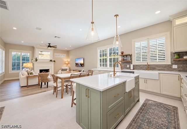 8137 Ronda CT, Naples, FL 34109