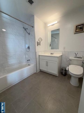 3011 Edwin Avenue 3B, Fort Lee, NJ 07024