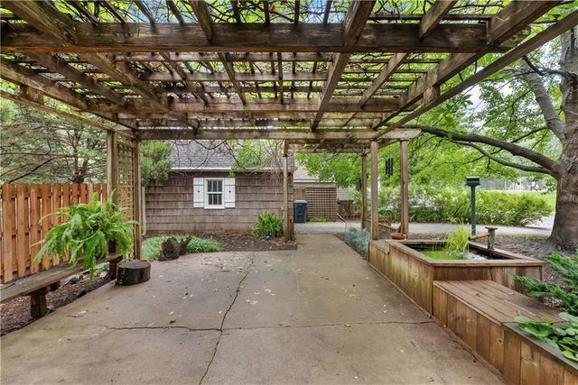 6849 Oak Terrace, Kansas City, MO 64113