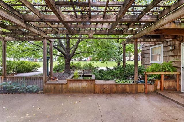 6849 Oak Terrace, Kansas City, MO 64113