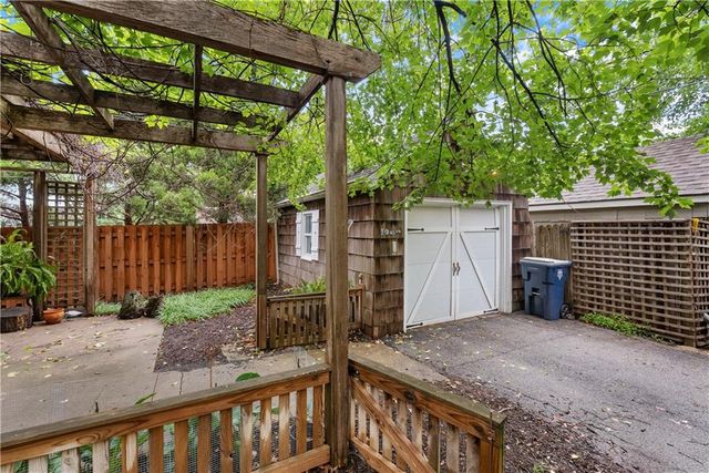 6849 Oak Terrace, Kansas City, MO 64113