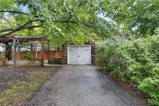 6849 Oak Terrace, Kansas City, MO 64113