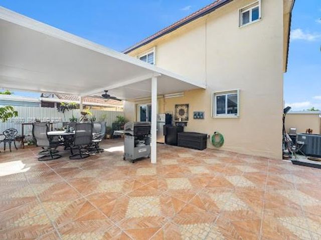 3502 W 72nd St, Hialeah, FL 33018