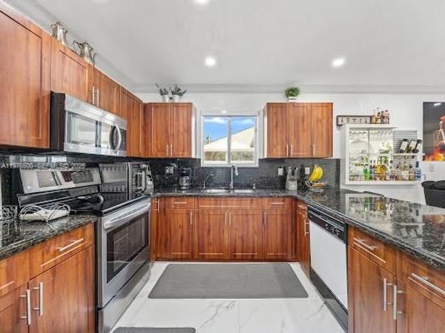 3502 W 72nd St, Hialeah, FL 33018