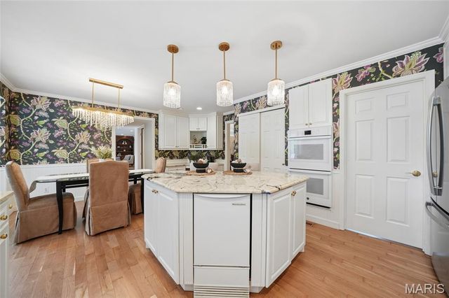 15991 Meadow Oak Drive, Chesterfield, MO 63017