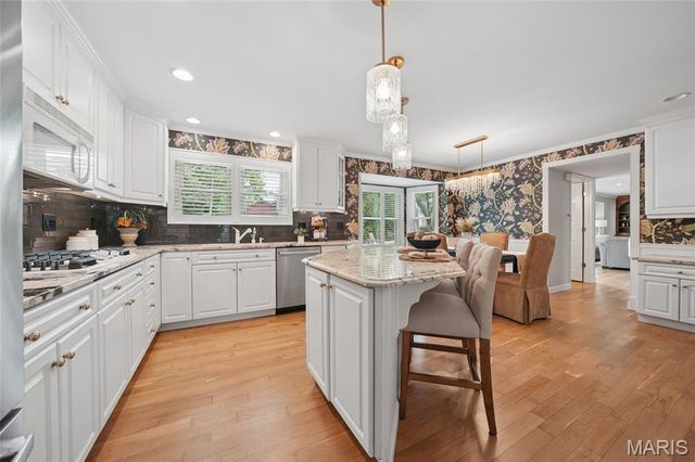 15991 Meadow Oak Drive, Chesterfield, MO 63017