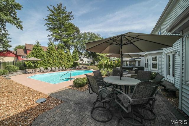 15991 Meadow Oak Drive, Chesterfield, MO 63017