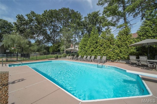 15991 Meadow Oak Drive, Chesterfield, MO 63017