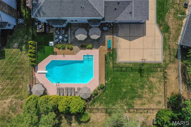 15991 Meadow Oak Drive, Chesterfield, MO 63017