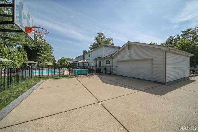 15991 Meadow Oak Drive, Chesterfield, MO 63017