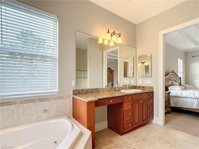 2840 Coco Lakes DR, Naples, FL 34105