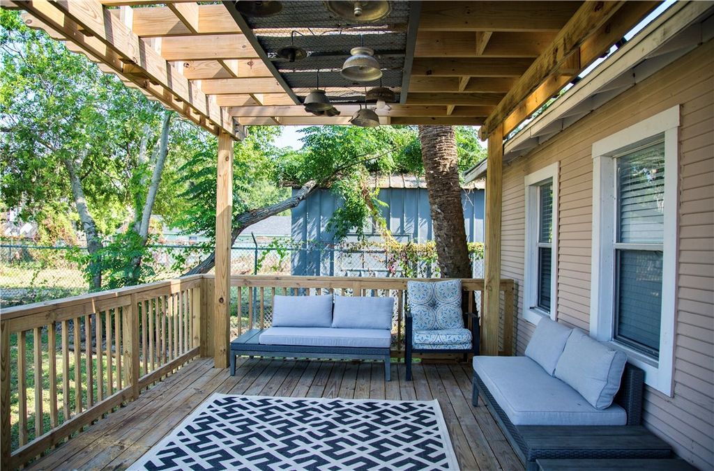 1318 N Mesquite St, Corpus Christi, TX 78401 — exterior