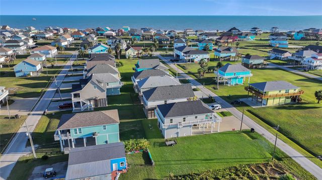 972 Pelican Lane, Crystal Beach, TX 77650