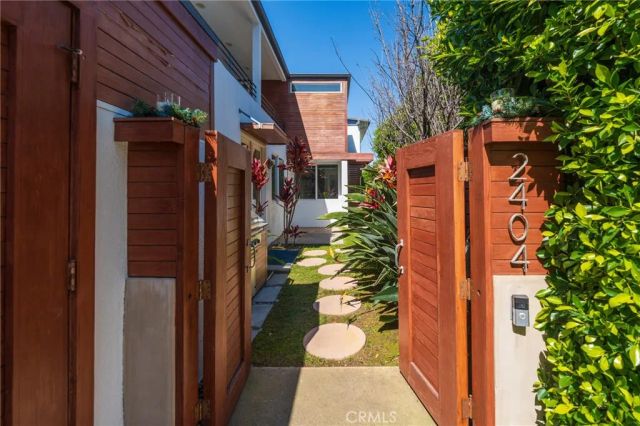 2404 Laurel Avenue, Manhattan Beach, CA 90266
