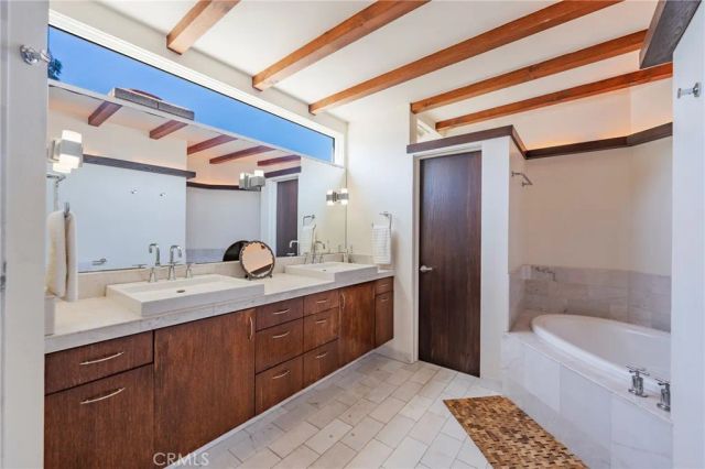 2404 Laurel Avenue, Manhattan Beach, CA 90266