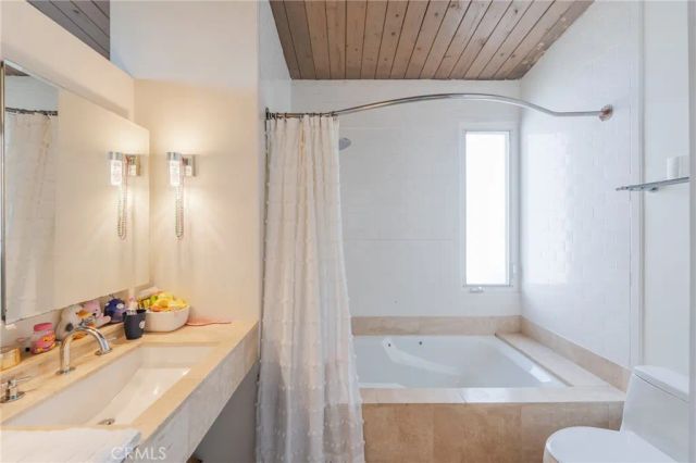 2404 Laurel Avenue, Manhattan Beach, CA 90266