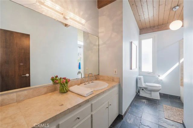 2404 Laurel Avenue, Manhattan Beach, CA 90266