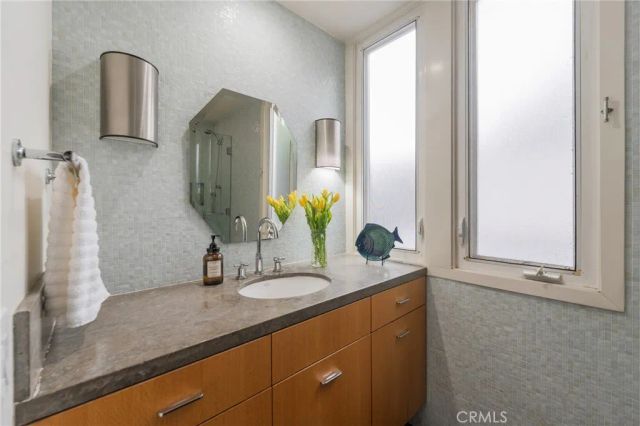 2404 Laurel Avenue, Manhattan Beach, CA 90266