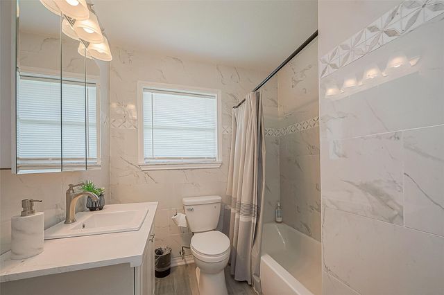 1803 Bayou Homes Drive, Galveston, TX 77551