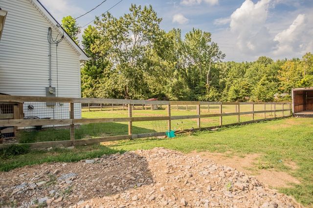 2236 Old Washington Rd, Cedar Hill, TN 37032
