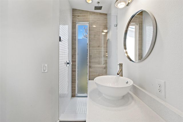 1904 E 17th ST B, Austin, TX 78702