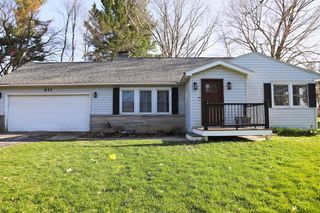 613 Hillcrest Road, Paw Paw Vllg, MI 49079