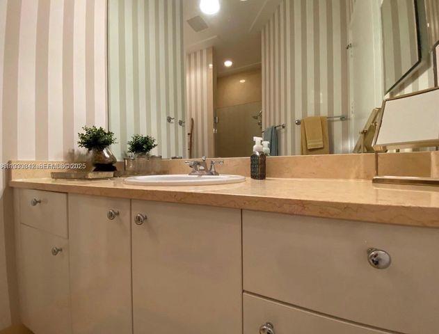 20000 E Country Club Dr 114, Aventura, FL 33180