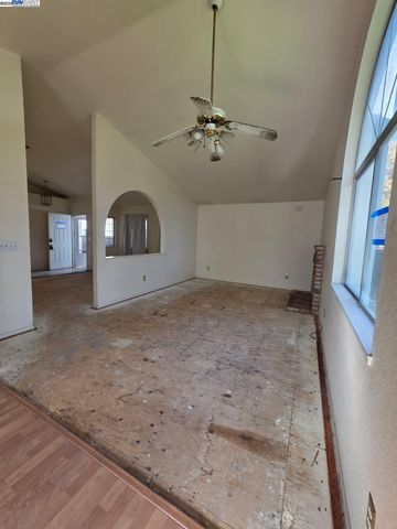 1045 Camellia Ct, Suisun City, CA 94585