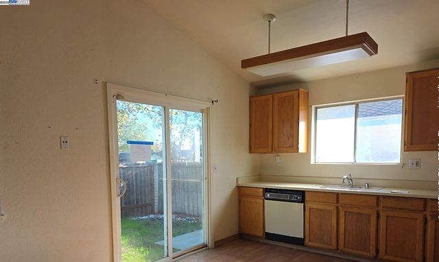 1045 Camellia Ct, Suisun City, CA 94585