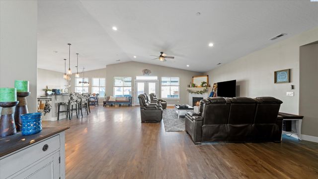 97306 N Snively, West Richland, WA 99353