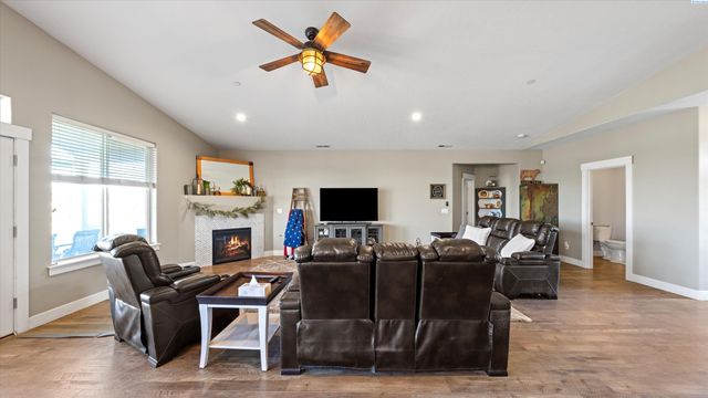 97306 N Snively, West Richland, WA 99353