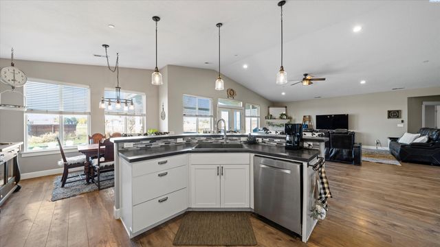 97306 N Snively, West Richland, WA 99353