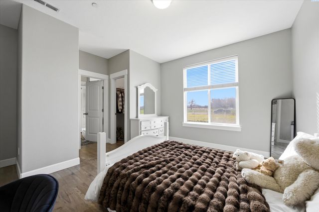 97306 N Snively, West Richland, WA 99353