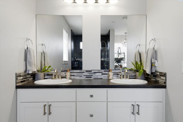 97306 N Snively, West Richland, WA 99353