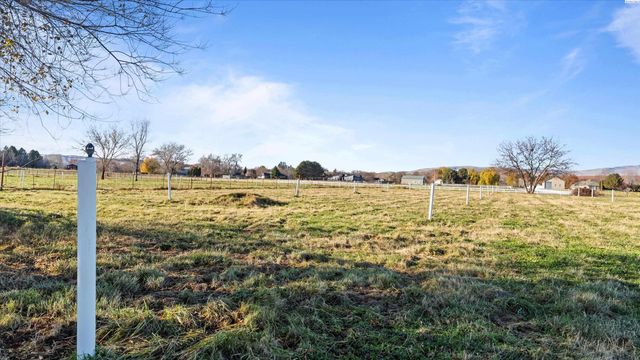 97306 N Snively, West Richland, WA 99353