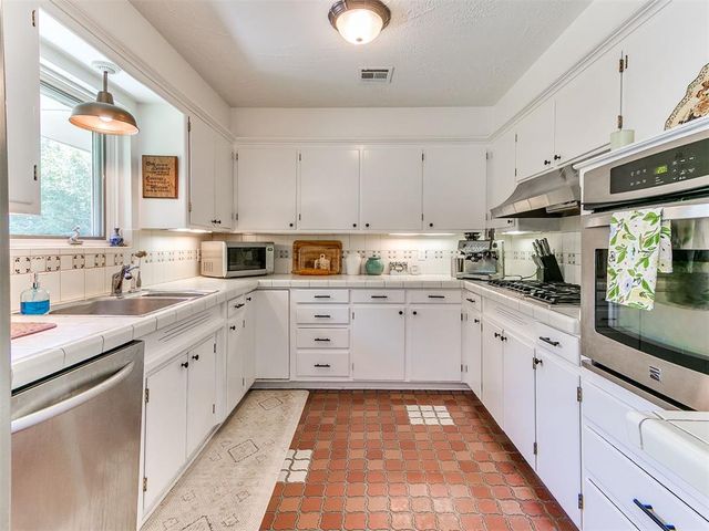 2626 Chateau Drive, Norman, OK 73069
