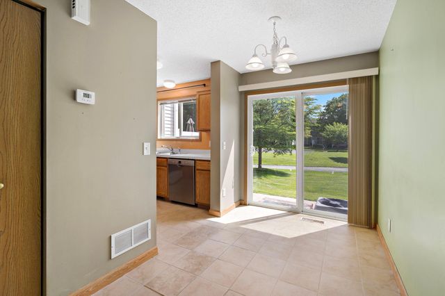 7772 Arboretum Village Circle, Chanhassen, MN 55317