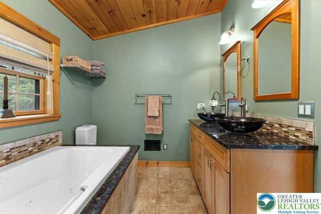 207 West Douglasville Road, Bushkill Twp, PA 18064