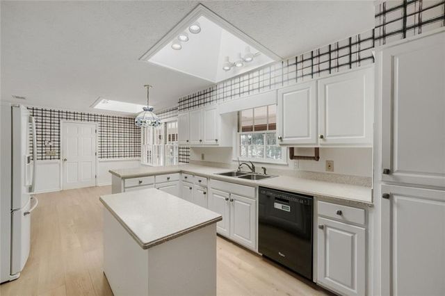 1909 Lake Lucerne Way SW, Lilburn, GA 30047