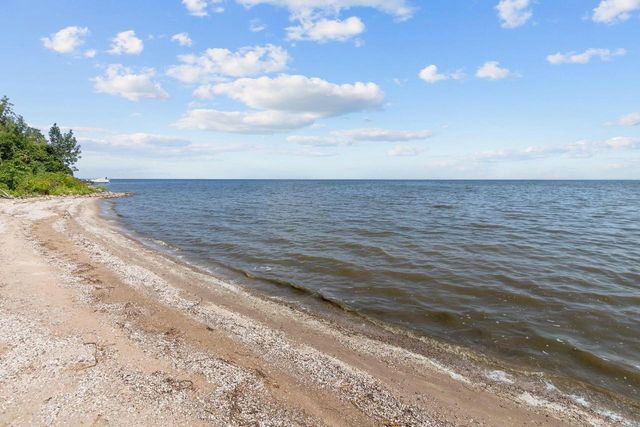 1938 COTTAGE ROAD, Little Suamico, WI 54141