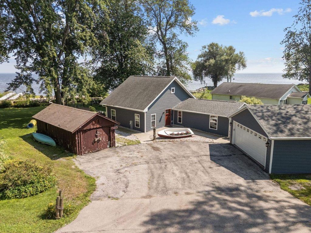 1938 COTTAGE ROAD, Little Suamico, WI 54141