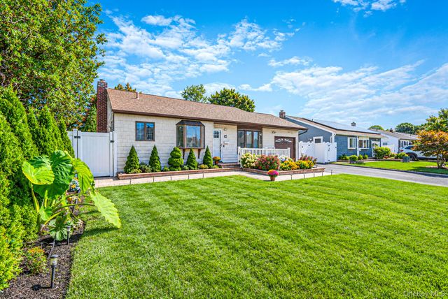 833 N Fulton Avenue, Lindenhurst, NY 11757