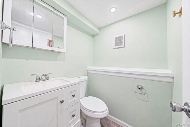 833 N Fulton Avenue, Lindenhurst, NY 11757