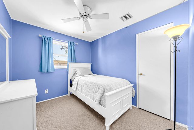833 N Fulton Avenue, Lindenhurst, NY 11757