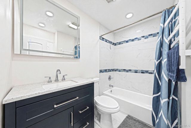 833 N Fulton Avenue, Lindenhurst, NY 11757