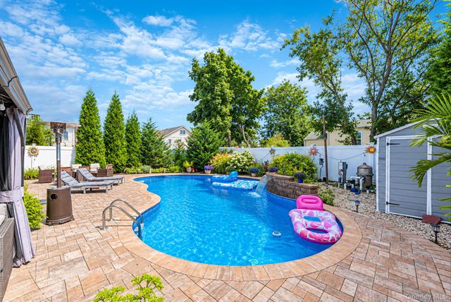 833 N Fulton Avenue, Lindenhurst, NY 11757