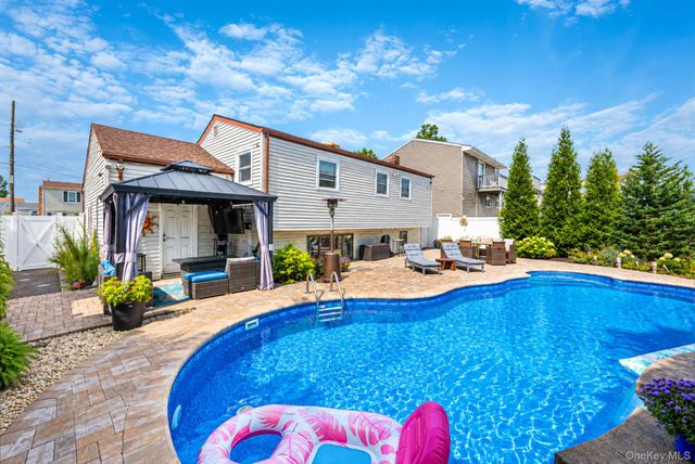 833 N Fulton Avenue, Lindenhurst, NY 11757
