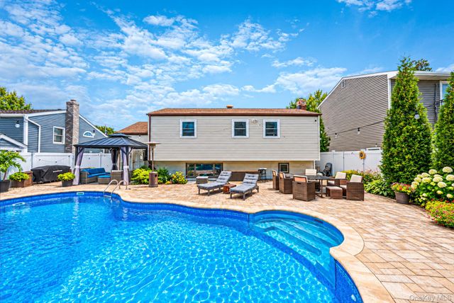833 N Fulton Avenue, Lindenhurst, NY 11757