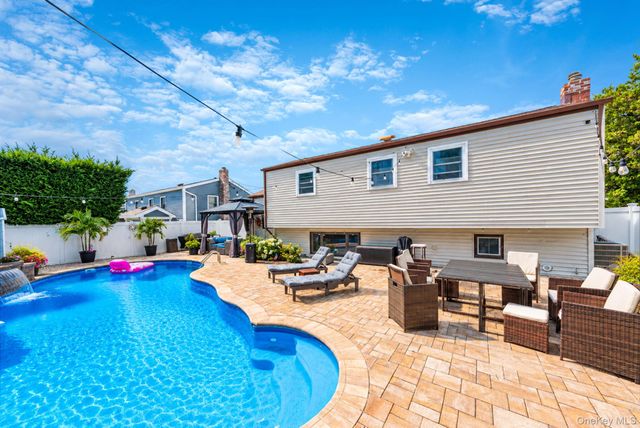 833 N Fulton Avenue, Lindenhurst, NY 11757